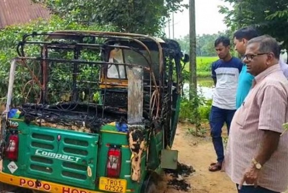 Political Revenge : BJP miscreants set fire to a CPI-M worker’s auto in Khayerpur Political Revenge : BJP miscreants set fire to a CPI-M worker’s auto in Khayerpur